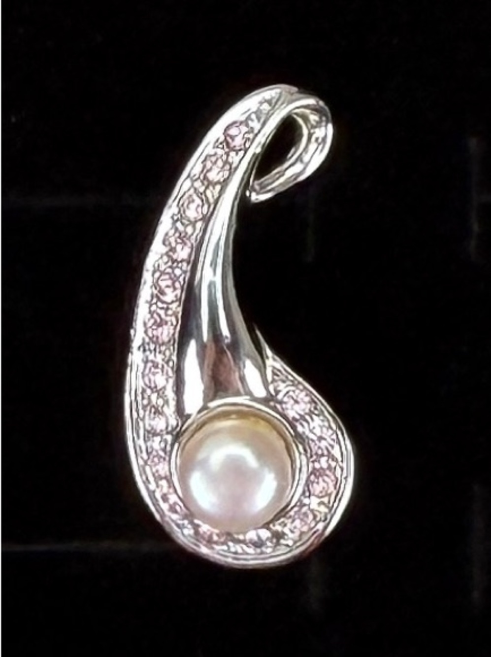 Gorgeous Silvertone clear bling faux pearl pendant + free 16” cord necklace